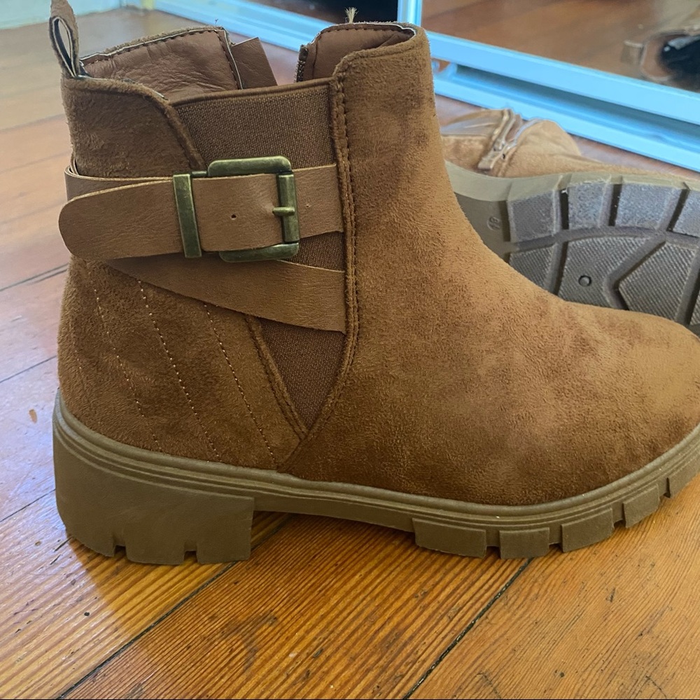 Cute brown ankle boots in size 8.5